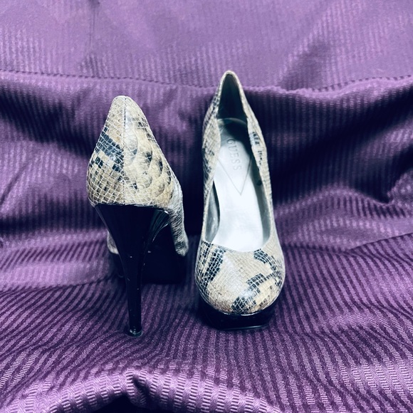 ➡️ !BOGO! ⬅️ GUESS Snake Skin Platform Pumps/ Used - Picture 11 of 15